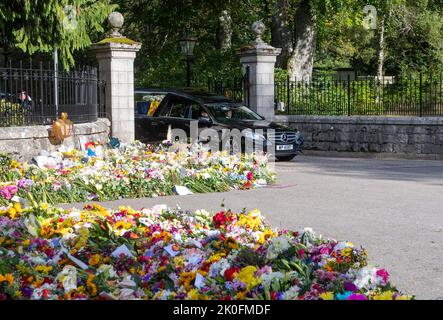 Balmoral, Scozia. REGNO UNITO. 11 Settembre 2022. Il corteo funebre di QueenÕs lascia il Castello Balmoral sulla strada per il Palazzo di Holyroodhouse . Credit: Anwar Hussein/Alamy Live News Foto Stock