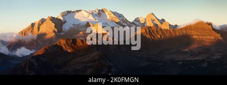 Tramonto serale vista panoramica sul monte Sella, Dolomiti d'Italia Foto Stock