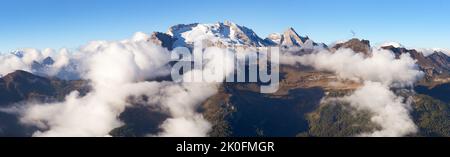 Vista panoramica sul monte Marmolada, il monte più alto delle Dolomiti, Italia Foto Stock