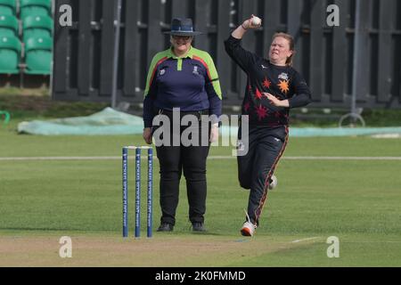 Beckenham, Regno Unito. 11 Settembre 2022. Londra, Regno Unito. Bowling Central Sparks Liz Russell mentre le Stelle del Sud-Est prendono il Central Sparks nella partita Rachael Heyoe-Flint Trophy al County Ground, Beckenham. Credit: David Rowe/Alamy Live News Foto Stock