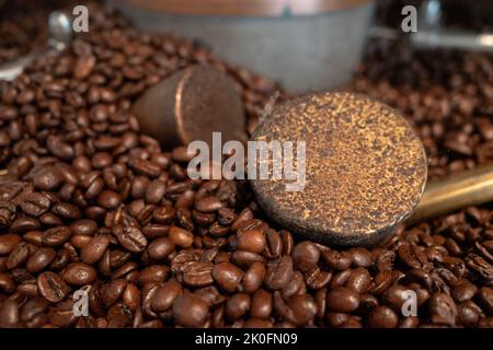 Di medie scuro arrosto caffè italiano fagioli (espresso Foto stock - Alamy