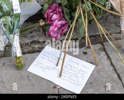 Winchester, Hampshire, Regno Unito. 11th settembre 2022. Dopo la morte della Regina Elisabetta II, avvenuta il 8th settembre 2022, la gente ha messo fiori e tributi in onore della Regina Elisabetta II fuori dall'ingresso della Cattedrale di Winchester. Il paese è in un periodo di lutto nazionale fino al suo funerale. Foto Stock