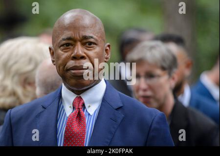 Il sindaco Eric Adams (democratico di New York, New York) partecipa a una cerimonia commemorativa presso il National September 11th Memorial di New York, New York, domenica 11 settembre 2022. Credito: Bonnie Cash/Pool tramite CNP /MediaPunch Foto Stock