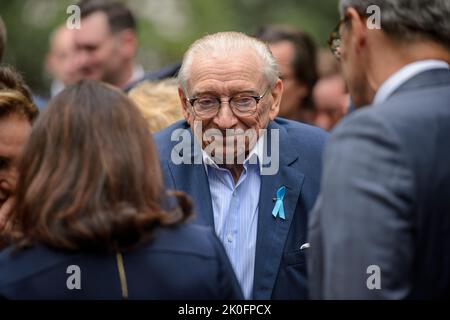 Larry Silverstein, uno sviluppatore che ha firmato un contratto di locazione di 99 anni sul sito del World Trade Center sei settimane prima del 9/11, partecipa a una cerimonia di commemorazione al National September 11th Memorial a Ground Zero a New York, New York, domenica 11 settembre 2022. Credito: Bonnie Cash/Pool tramite CNP /MediaPunch Foto Stock