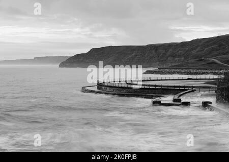 Guardando verso Cayton Bay da Scarborough South Bay Foto Stock