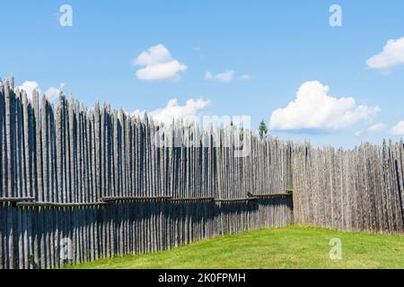 Vecchia recinzione ricostruita con pali in legno verticali al museo Sainte Marie Among the Hurons Living, Midland, Ontario, Canada Foto Stock