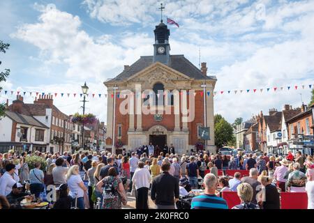 I residenti di Henley-on-Thames si riuniscono di fronte al Municipio per ascoltare il Servizio di proclama per l'adesione di Re Carlo III Foto Stock