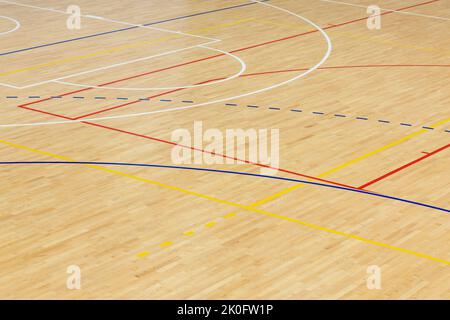 Pavimento in legno basket, badminton, futsal, pallamano, pallavolo, campo da calcio. Pavimento in legno della sala sportiva con linee tracciate su flo in legno Foto Stock