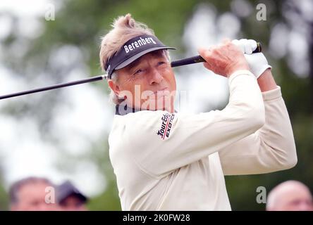 St. Louis, Stati Uniti. 11th Settembre 2022. Il golfista Bernard Langer colpisce il suo tee shot sul primo foro del PGA Ascension Charity Classic al Norwood Hills Country Club di St. Louis domenica 11 settembre 2022. Foto di Bill Greenblatt/UPI Credit: UPI/Alamy Live News Foto Stock