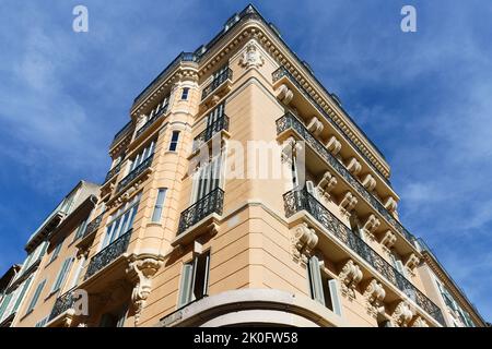 Guardando i dettagli architettonici di un vecchio edificio di appartamenti a Tolone, Francia. Foto Stock