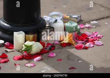 Londra, Regno Unito. 10th Set, 2022. Fiori e candele lasciati fuori Buckingham Palace. Londra continua a piangere la regina Elisabetta II, il giorno in cui il re Carlo III viene ufficialmente proclamato re dopo la morte della regina Elisabetta II il 8 settembre 2022, mentre si soggiorna al castello di Balmoral in Scozia. Credit: Paul Marriott/Alamy Live News Foto Stock