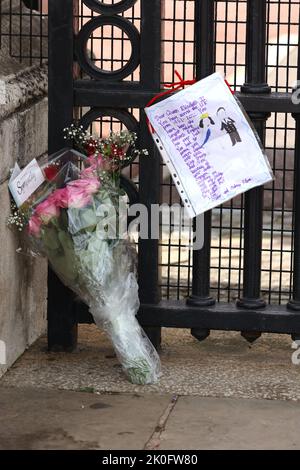 Londra, Regno Unito. 10th Set, 2022. Fiori e una nota lasciati fuori Buckingham Palace. Londra continua a piangere la regina Elisabetta II, il giorno in cui il re Carlo III viene ufficialmente proclamato re dopo la morte della regina Elisabetta II il 8 settembre 2022, mentre si soggiorna al castello di Balmoral in Scozia. Credit: Paul Marriott/Alamy Live News Foto Stock