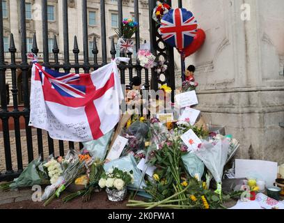 Londra, Regno Unito. 10th Set, 2022. I tributi sono rimasti fuori da Buckingham Palace. Londra continua a piangere la regina Elisabetta II, il giorno in cui il re Carlo III viene ufficialmente proclamato re dopo la morte della regina Elisabetta II il 8 settembre 2022, mentre si soggiorna al castello di Balmoral in Scozia. Credit: Paul Marriott/Alamy Live News Foto Stock