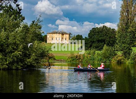 Baoting sul lago di Danson Park, Bexleyheath. Foto Stock