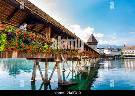 14th ° secolo più antico ponte in legno in Europa - Ponte della Cappella (Kapellbrücke), Lucerna, Svizzera Foto Stock