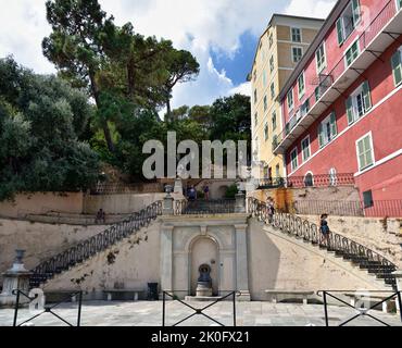 BASTIA, CORSICA, FRANCIA; 17 agosto 2020: Turisti in cima alla bella scala vecchia nel centro di Bastia in Corsica di fronte a un edificio colorato, Foto Stock