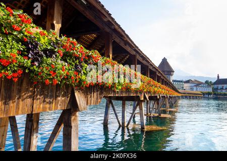 14th ° secolo più antico ponte in legno in Europa - Ponte della Cappella (Kapellbrücke), Lucerna, Svizzera Foto Stock