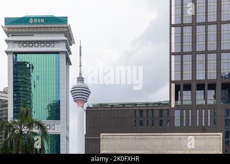 Kuala Lumpur, Malesia - 25 novembre 2019: Paesaggio urbano con alti edifici di uffici e torre televisiva Foto Stock
