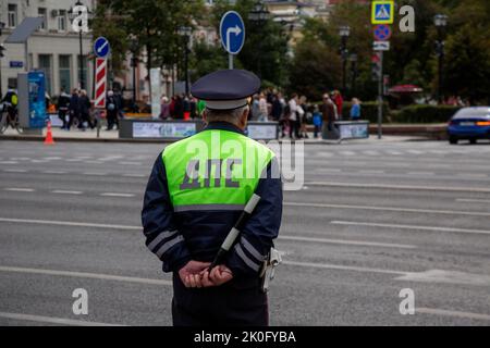 Mosca, Russia. 11th settembre 2022 Un ispettore della polizia stradale si trova all'incrocio di via Tverskaya nel centro di Mosca e garantisce la sicurezza stradale, Russia Foto Stock