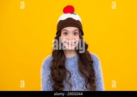 Faccia divertente. Moda giovane donna felice in maglia cappello e maglione divertirsi su sfondo blu colorato. Foto Stock