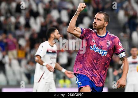 Foto Fabio Ferrari/LaPresse 11 Settembre 2022 - Torino, Italia - sport, calcio - Juventus vs Salernitana - Campionato italiano di calcio Serie A TIM 2022/2023 - Stadio Juventus. Nella foto:Leonardo Bonucci (Juventus F.C.); festeggia dopo il gol 2-2September 11, 2022 Torino, Italia - sport, calcio - Juventus vs Salernitana - Campionato Italiano Serie A Calcio 2022/2023 - Stadio Juventus. Nella foto: Leonardo Bonucci (Juventus F.C.); esulta dopo rete 2-2 Foto Stock