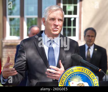 Napa, CA - 24 marzo 2022: Il senatore dello Stato della California Tom Umberg, del Distretto 34, ha parlato ad una conferenza stampa al di fuori del Napa state Hospital dopo il G. Foto Stock