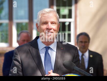 Napa, CA - 24 marzo 2022: Il senatore dello Stato della California Tom Umberg, del Distretto 34, ha parlato ad una conferenza stampa al di fuori del Napa state Hospital dopo il G. Foto Stock