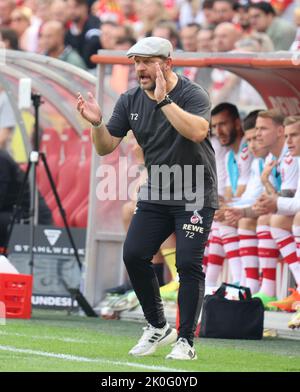Colonia, Germania. 11th Set, 2022. Bundesliga, giorno 6, 1. FC Colonia - 1. FC Union Berlin, Cheftrainer Steffen Baumgart (Koeln) applauds. Credit: Juergen Schwarz/Alamy Live News Foto Stock