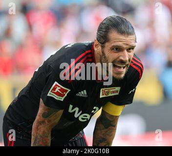 Colonia, Germania. 11th Set, 2022. Bundesliga, giorno 6, 1. FC Colonia - 1. FC Union Berlin, Christopher Trimmel (Union) guarda. Credit: Juergen Schwarz/Alamy Live News Foto Stock