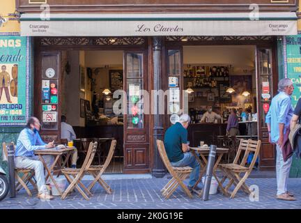 Siviglia, Spagna - Settembre 26th 2020: Taverna tipica del quartiere di Macarena, quartiere storico di Siviglia, Spagna Foto Stock