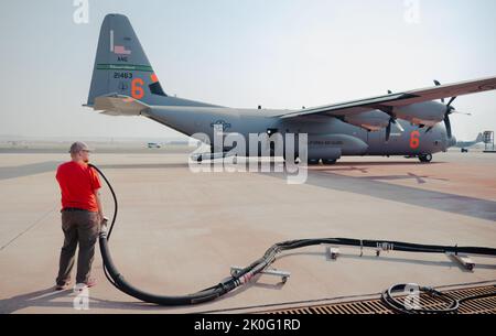 Un MABS (Forests Modular Airborne Firefighting Systems) Specialisti della base di autocisterne degli Stati Uniti si prepara a caricare un aereo C-130J Super Hercules dalla 146th Airlift Wing della Guardia Nazionale aerea della California presso la base di autocisterne Boise, Idaho, 10 settembre 2022. Il Dipartimento dell'Agricoltura degli Stati Uniti ha attivato due aerei del Dipartimento della Difesa C-130 dotati di MAFFS per assistere con l'aumento dell'attività antincendio in diversi stati occidentali. (Foto della Guardia Nazionale aerea di Senior Airman Thomas Cox) Foto Stock