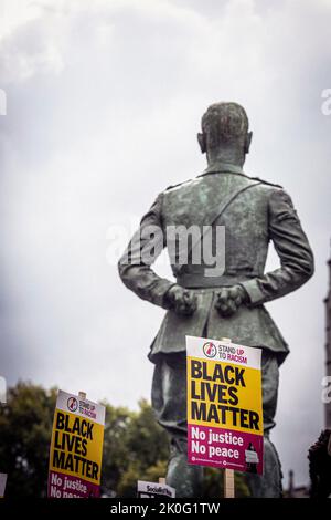 Black Lives Matter i manifestanti di scena una protesta in Parliament Square London , United Kingdome. Foto Stock