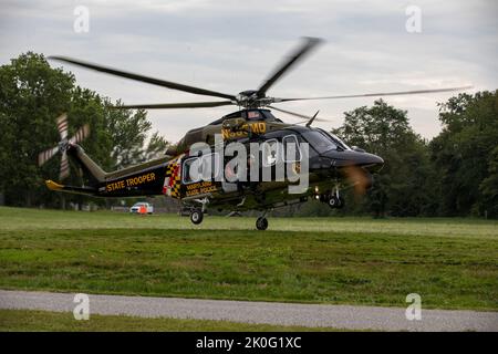 La polizia di Stato del Maryland atterra un elicottero Leonardo AW139 per sollevare un paziente simulato durante un esercizio aereo a terra di Aberdeen Proving Ground - Edgewood Area il 29 luglio 2022. L'esercizio è un'opportunità di formazione congiunta trimestrale dell'agenzia che ha permesso alla Guardia Nazionale dell'Esercito del Maryland di lavorare con le forze dell'ordine e le agenzie di pronto soccorso che avrebbero risposto in caso di aerei abbattuti. (STATI UNITI Foto della Guardia Nazionale militare di Sgt. Tom Agnello) Foto Stock