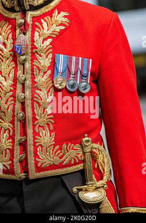 Tunica scarlatta o mantello rosso indumento militare indossato da un ufficiale nel Kingdome Unito. Foto Stock