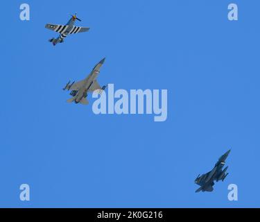 Per commemorare il 75th° anniversario della United States Air Force, una storica P-51 Mustang del 1941 volò in formazione con la F-16s della 149th Fighter Wing presso la Joint base San Antonio-Lackland, il 10 settembre 2022. Quest'aereo dell'epoca della seconda guerra mondiale fu originariamente pilotato da Chuck Yeager che uccise 12 aerei nazisti durante la guerra. (STATI UNITI Foto della Guardia Nazionale aerea di Airman Classe 1st Derek Gutierrez) Foto Stock