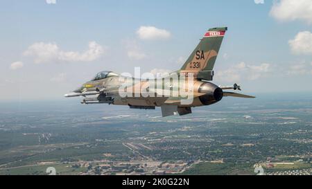 Un Falcon combattente F-16, assegnato alla 149th Fighter Wing, sorvola San Antonio, Texas, per il 75th° anniversario dell'aeronautica militare, il 10 settembre 2022. Per onorare l'anniversario, il 149th FW ha condotto un volo congiunto con un P-51 che era il secondo modello di aeromobile ad essere utilizzato presso l'unità. (STATI UNITI Air Force foto del sergente James R. Crow) Foto Stock