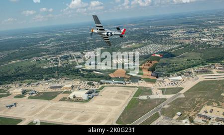 Un Falcon combattente F-16, assegnato alla 149th Fighter Wing, vola con un Mustang P-51 sulla base comune di San Antonio, Texas, per il 75th° anniversario dell'aeronautica militare il 10 settembre 2022. Per onorare l'anniversario, il 149th FW ha condotto un volo congiunto con un P-51 che era il secondo modello di aeromobile ad essere utilizzato presso l'unità.(U.S. Air Force foto del sergente James R. Crow) Foto Stock