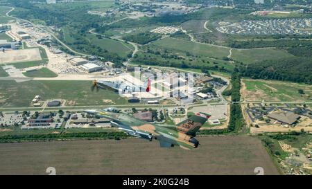 Un Falcon combattente F-16, assegnato alla 149th Fighter Wing, vola con un Mustang P-51 sulla base comune di San Antonio, Texas, per il 75th° anniversario dell'aeronautica militare il 10 settembre 2022. Per onorare l'anniversario, il 149th FW ha condotto un volo congiunto con un P-51 che era il secondo modello di aeromobile ad essere utilizzato presso l'unità. (STATI UNITI Air Force foto del sergente James R. Crow) Foto Stock