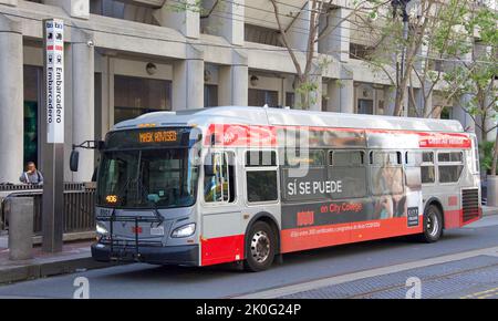 San Francisco, CA - 23 gennaio 2022: Muni Bus on Market e Big Bus Tours in auto lungo Market Street vicino all'Embarcadero. Veicoli con aria pulita. Foto Stock