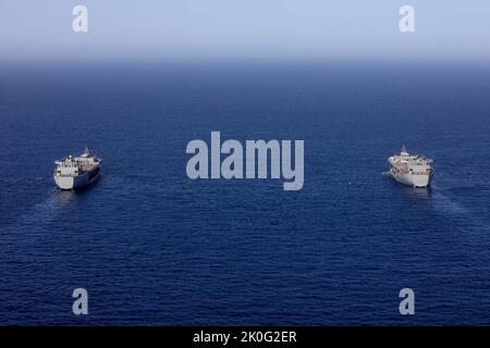 220726-A-EQ028-1350 GOLFO DI ADEN (26 luglio 2022) le basi marittime di spedizione USS Hershel “Woody” Williams (ESB 4) e USS Lewis B. Puller (ESB 3) navigano insieme nel Golfo di Aden, 26 luglio. Lewis B. Puller è schierato nell'area delle operazioni della flotta degli Stati Uniti 5th per contribuire a garantire la sicurezza marittima e la stabilità nella regione del Medio Oriente. (STATI UNITI Esercito foto di SPC. Frederick Poirier) Foto Stock