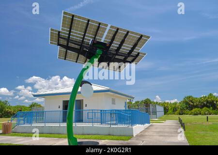 Pannelli solari fotovoltaici montati su palo urbano per la fornitura di energia elettrica di lampioni e telecamere di sorveglianza Foto Stock