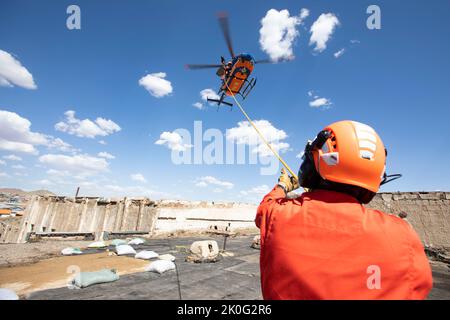 Un membro del team dell'Agenzia Nazionale Mongolia per la gestione delle emergenze prepara una linea per un paranco di elicotteri durante uno scenario di ricerca e salvataggio simulato come parte di Gobi Wolf 2022 a Bayankhongor, Mongolia, 8 settembre. Gobi Wolf è un'esercitazione di risposta alle catastrofi condotta come un impegno di assistenza umanitaria e soccorso in caso di catastrofi. L'esercitazione sul campo si concentra sulla risposta ai materiali pericolosi, sull'assistenza medica di massa e sulla ricerca e il salvataggio. Tra i paesi partecipanti vi sono anche Bangladesh, Nepal, Sri Lanka, Thailandia, Regno Unito e Vietnam. (Foto della Guardia Nazionale dell'Alaska di Victoria Granado) Foto Stock