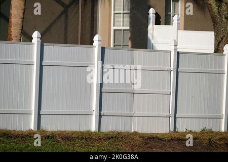 Recinzione in plastica bianca per la protezione del cortile posteriore e la privacy Foto Stock