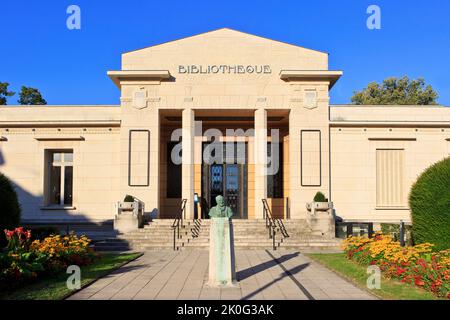 L'ingresso principale della biblioteca Carnegie (1928) a Reims (Marne), Francia Foto Stock