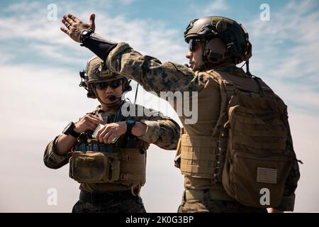 U.S. Marine Corps Sgt. Brian Wu, a sinistra, e Gunnery Sgt. Julio Arias, a destra, entrambi i controllori di attacco terminale congiunti con 4th Air Naval Gunfire Liaison Company, Marine Forces Reserve, a sostegno della Special Purpose Marine Air-Ground Task Force UNITAS LXIII, conversano durante esercitazioni di supporto aereo ravvicinate come parte dell'esercizio UNITAS LXIII presso la base dell'aeronautica di Santa Cruz, Rio de Janeiro, 8 settembre 2022. Light Attack Helicopter Squadron (HMLA) 773 e 4th ANGLICO si sono addestrati con il corpo dei Marine brasiliani conducendo esercitazioni di supporto aereo ravvicinate, che consiste nel localizzare gli obiettivi da terra e nel relaying Foto Stock