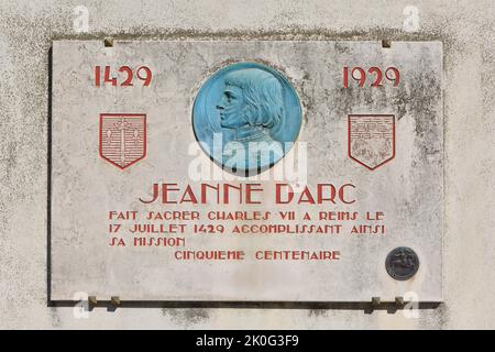 Targa commemorativa per il 500th° anniversario dell'incoronazione di Carlo VII di Francia nella Cattedrale di Reims a Reims (Marne), Francia Foto Stock