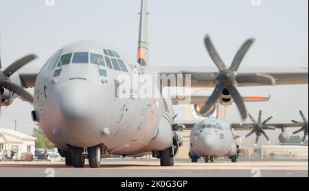 Due sistemi antincendio modulari (MAFFS) equipaggiati con C-130 della 152nd Airlift Wing della Guardia Nazionale dell'aria del Nevada e della 146th Airlift Wing della Guardia Nazionale dell'aria della California si preparano ad essere lanciati in una missione antincendio presso la Boise Tanker base, Idaho, 10 settembre 2022. Il Dipartimento dell'Agricoltura degli Stati Uniti ha attivato due aerei del Dipartimento della Difesa C-130 dotati di MAFFS per assistere con l'aumento dell'attività antincendio in diversi stati occidentali. (STATI UNITI Air National Guard foto di Senior Airman Thomas Cox) Foto Stock