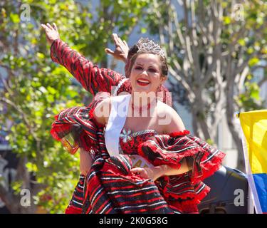 San Francisco, CA - 29 maggio 2022: Partecipanti non identificati alla 44th edizione annuale della Grande parata del Carnevale nel Distretto Missionario, tema di quest'anno, colore Foto Stock