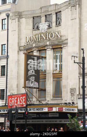 Un omaggio alla Regina Elisabetta il visto dal teatro Dominion su Tottenham Court Road. La regina Elisabetta II era regnante di 32 stati sovrani durante la sua vita, 15 al momento della sua morte. Il suo regno di 70 anni e 214 giorni è stato il più lungo di qualsiasi monarca britannico e il più lungo registrato di qualsiasi capo di stato femminile nella storia. Foto Stock