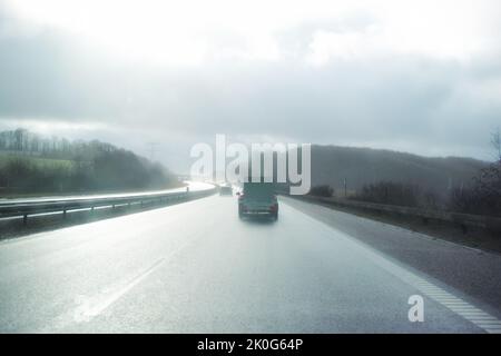 Esplora la campagna. Una strada di campagna che si standa attraverso un paesaggio pittoresco. Foto Stock